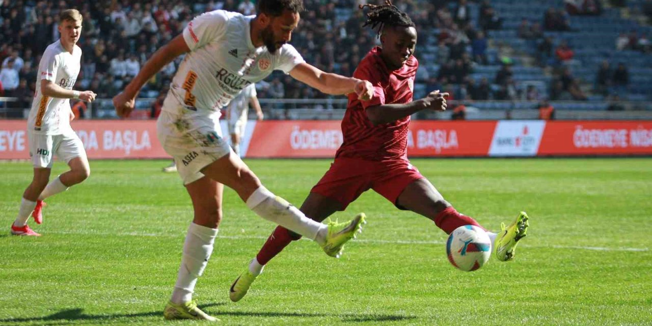Trendyol Süper Lig: Atakaş Hatayspor: 1 - Antalyaspor: 2 (ilk Yarı)