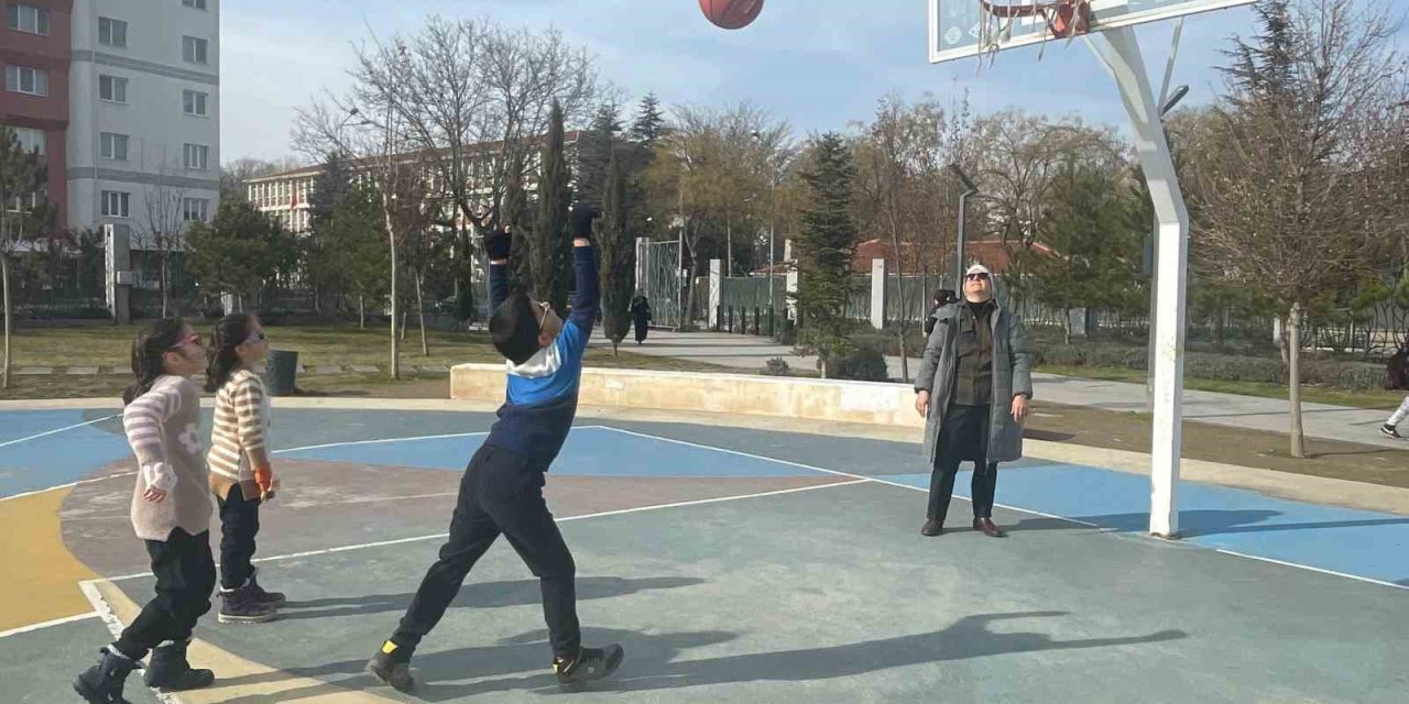 Çocuklar Parklarda Güzel Havanın Tadını Çıkardı