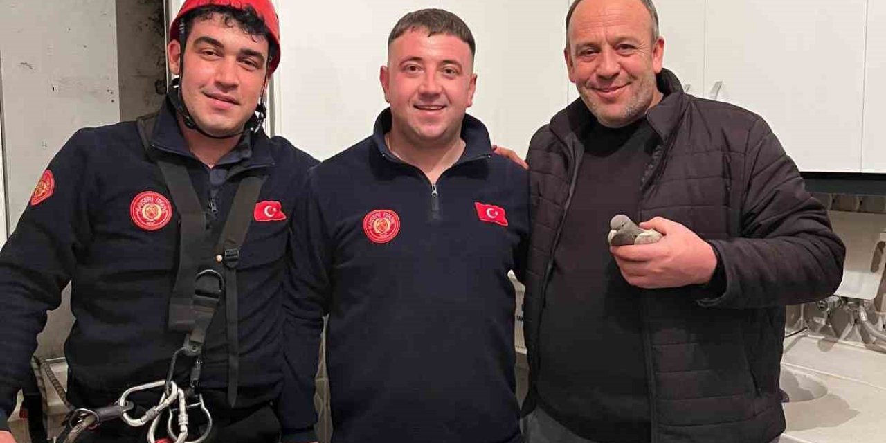 Mahsur Kalan Güvercini Özgürlüğüne İtfaiye Kavuşturdu