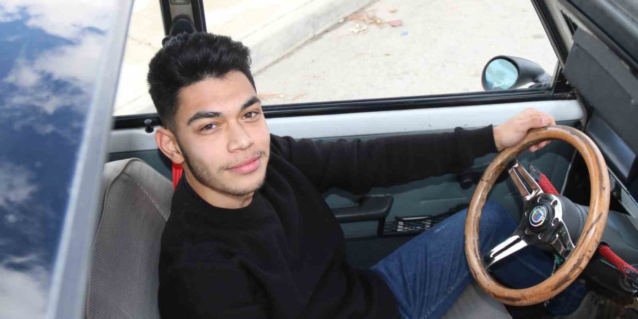 Sıfır Araçlarda Olmayan Cam Tavanı 34 Yaşındaki Aracına Yaptırdı