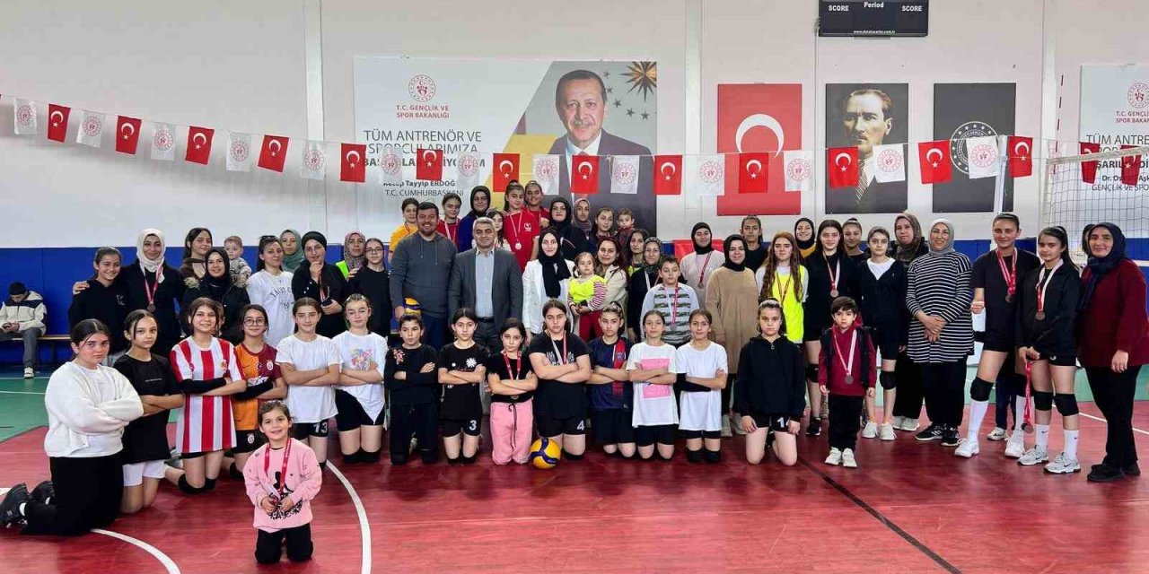 Tomarza’da ’anne Ve Kızları Voleybol Turnuvası’ Dolu Dolu Geçti