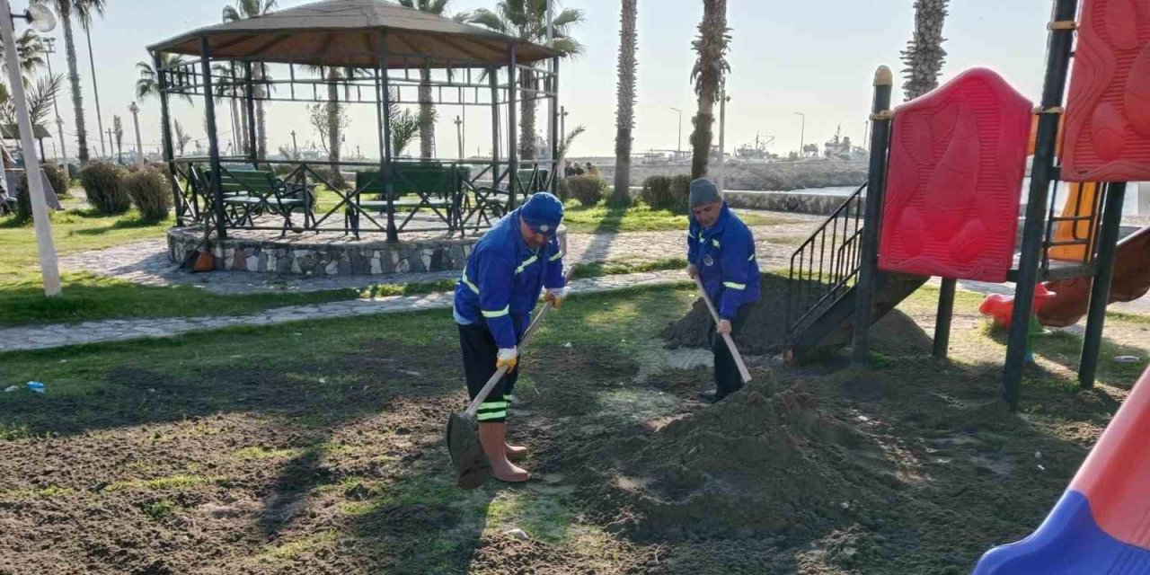 Akdeniz’de Park Ve Yeşil Alanlar Bakımdan Geçiriliyor