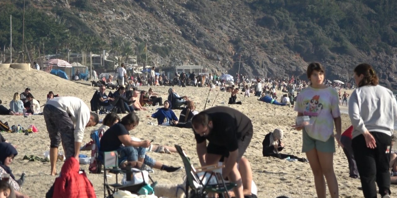 Alanya’da Sıcaklıklar 20 Derecenin Üzerine Çıktı, Plajlar Doldu