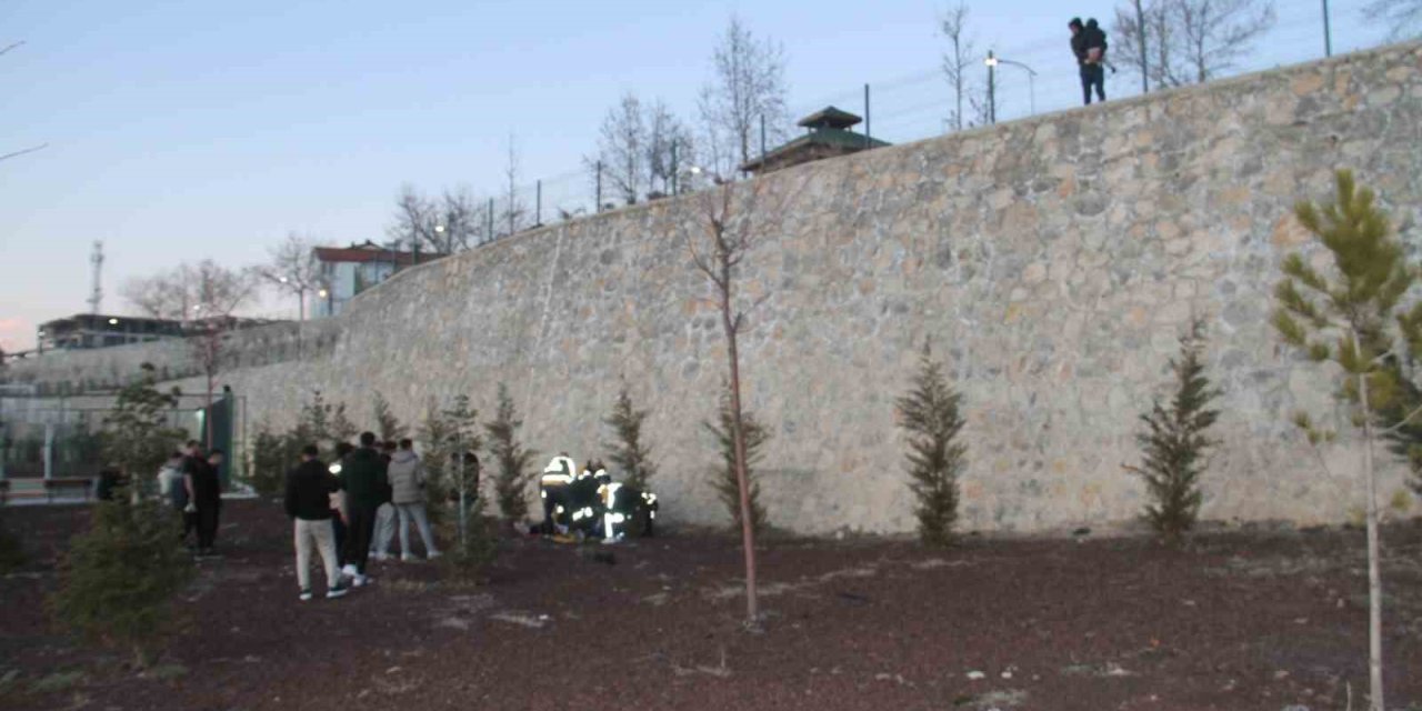 Konya’da Seyir Tepesinde Fotoğraf Çekmek İsterken Düşen 2 Kişi Yaralandı