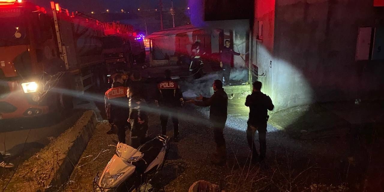 Babasının Evini Yakıp, Elinde Av Tüfeğiyle İtfaiyecilerin Yangına Müdahalesini Engelledi