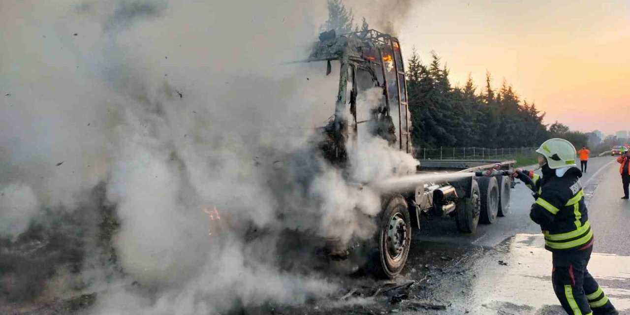 Mersin’de Seyir Halindeki Kamyonda Yangın