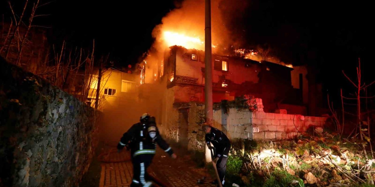 Antalya’da 150 Yıllık Tarihi Ev Alev Alev Yandı, Mahalleli Sokağa Döküldü