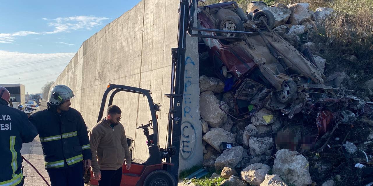 İstinat Duvarına Çarpan Tofaş Hurdaya Döndü, Araçta Sıkışan Genç Güçlükle Kurtarıldı