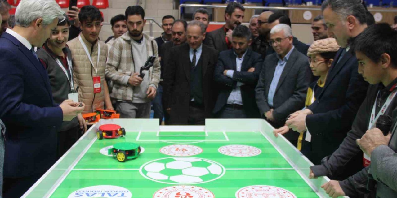 Öğrenciler, Futbol Oynayan Robotlar Geliştirdi