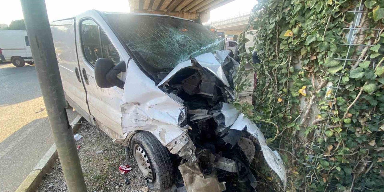 Antalya’da İki Araç Çarpıştı: 1 Ağır Yaralı