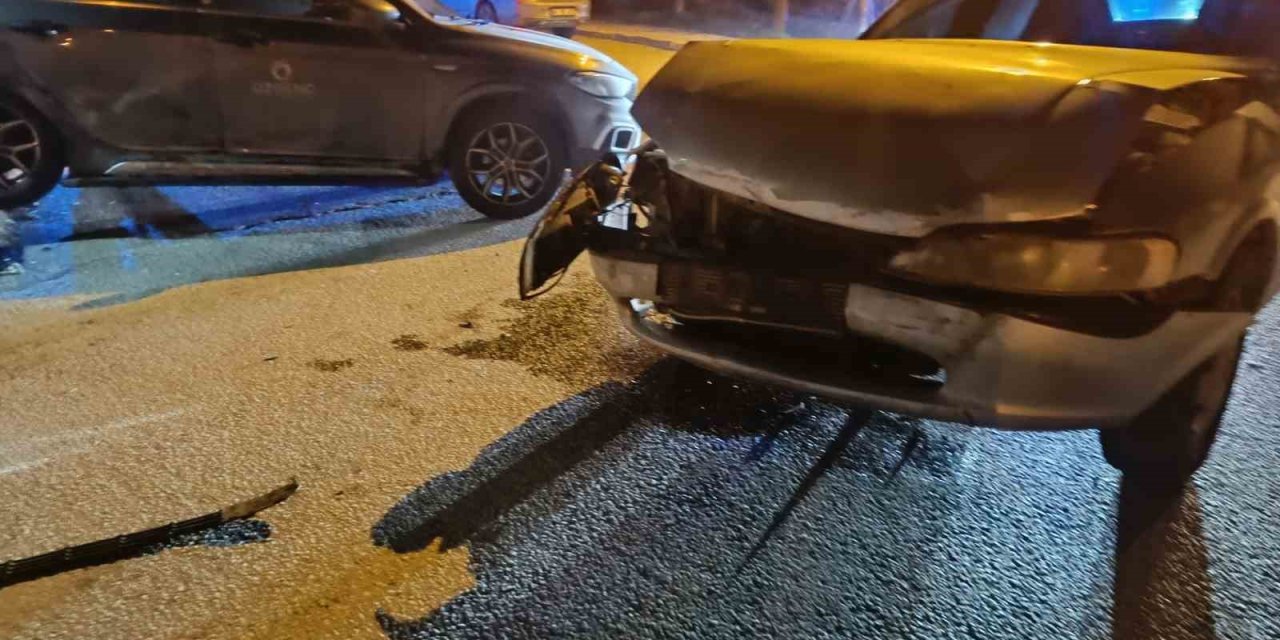 Kavşakta 2 Araç Çarpıştı: 1 Yaralı