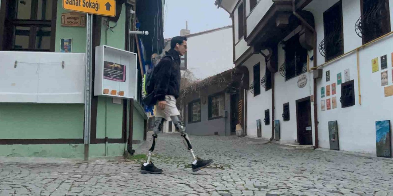 Protez Bacaklarıyla 9 Yıldır Gittiği Havuzda Şampiyonluklara Kulaç Attı