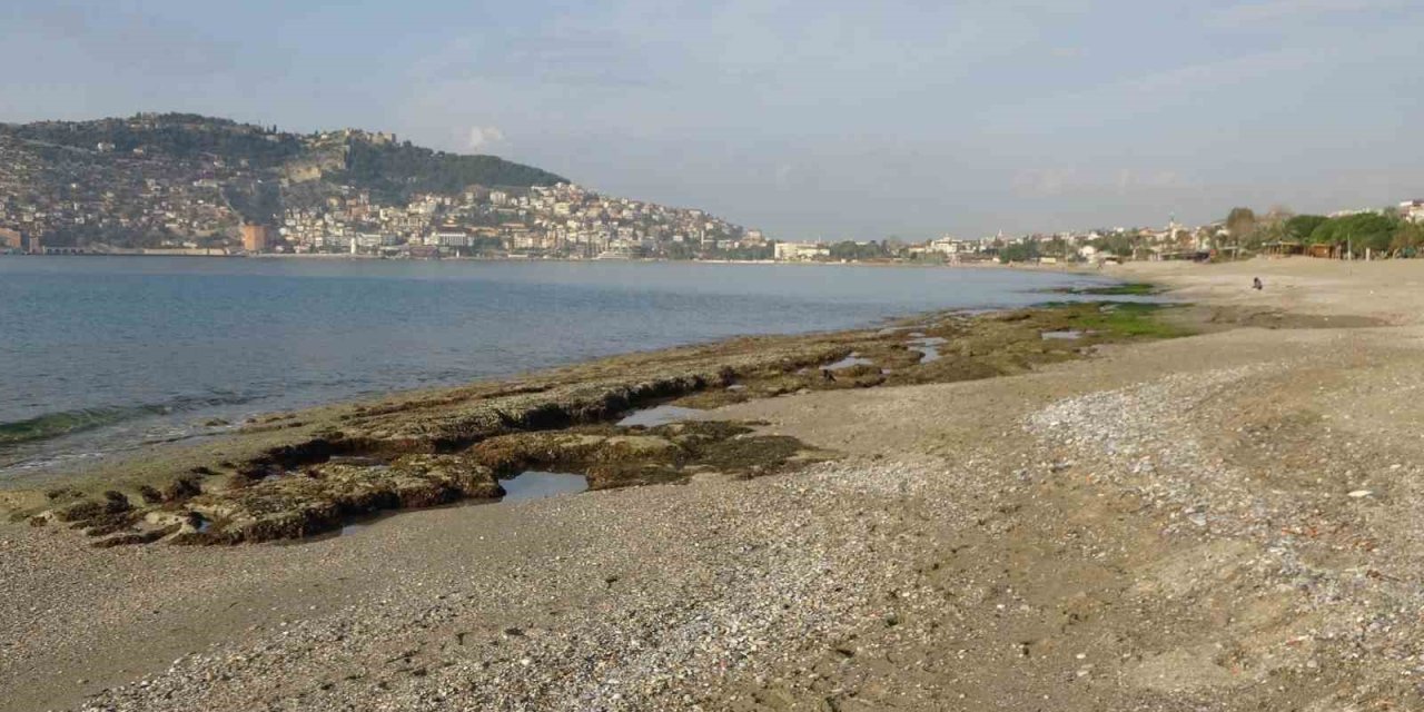 Alanya’da Deniz Suyu 7-8 Metre Çekildi