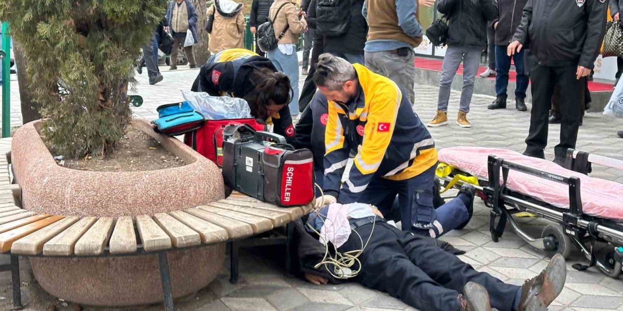 Sokakta Fenalaşan Ve Kalp Masajı İle Hayata Döndürülen Şahıs, Hayatını Kaybetti