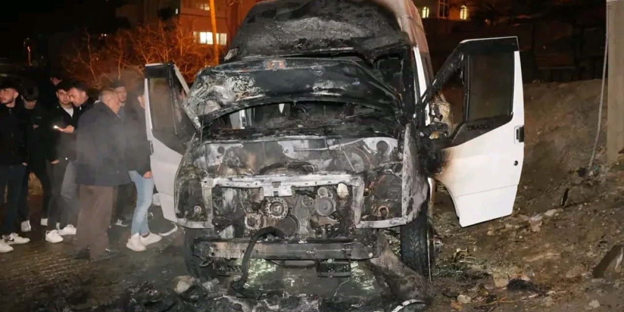 Park Halindeki Öğrenci Servis Minibüsünde Yangın