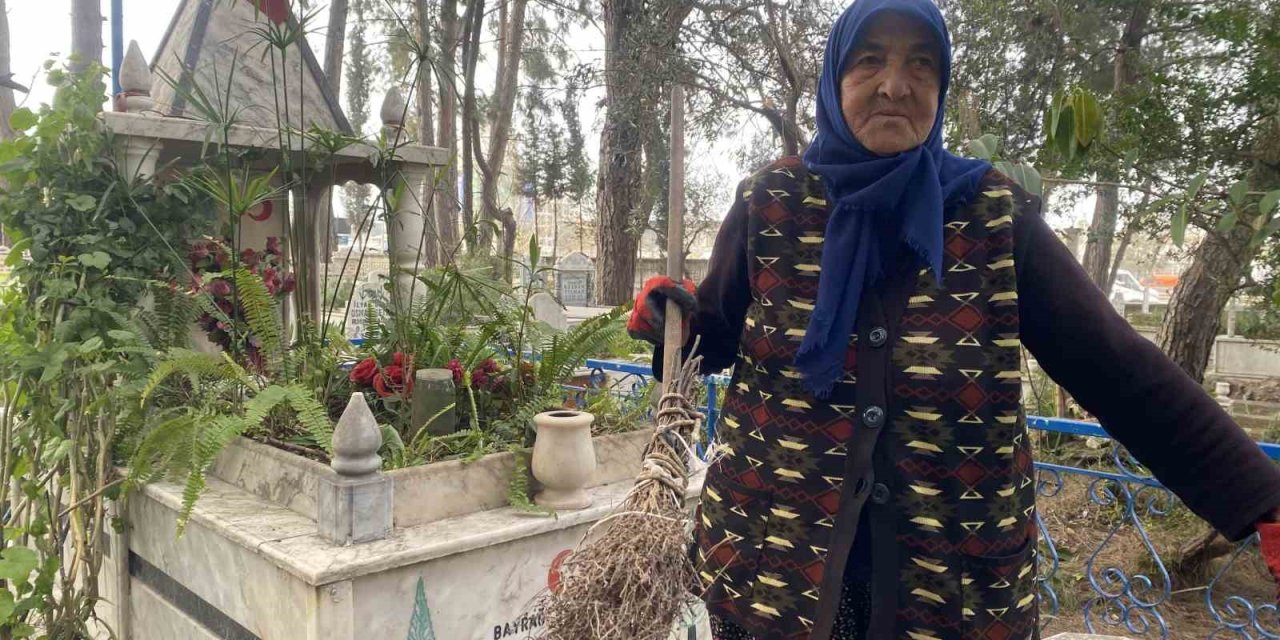 Raziye Teyze 20 Yıldır Mezarlığı Tek Başına Temizliyor