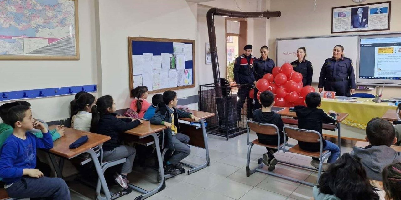 Öğrenciler, ’güvenli Okul Güvenli Gelecek’ Projesi Kapsamında Bilgilendiriliyor