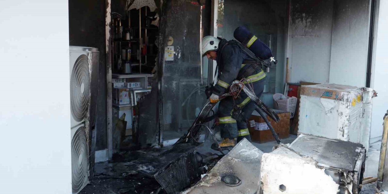 Beyaz Eşya Mağazasında Çıkan Yangında Ürünler Zarar Gördü