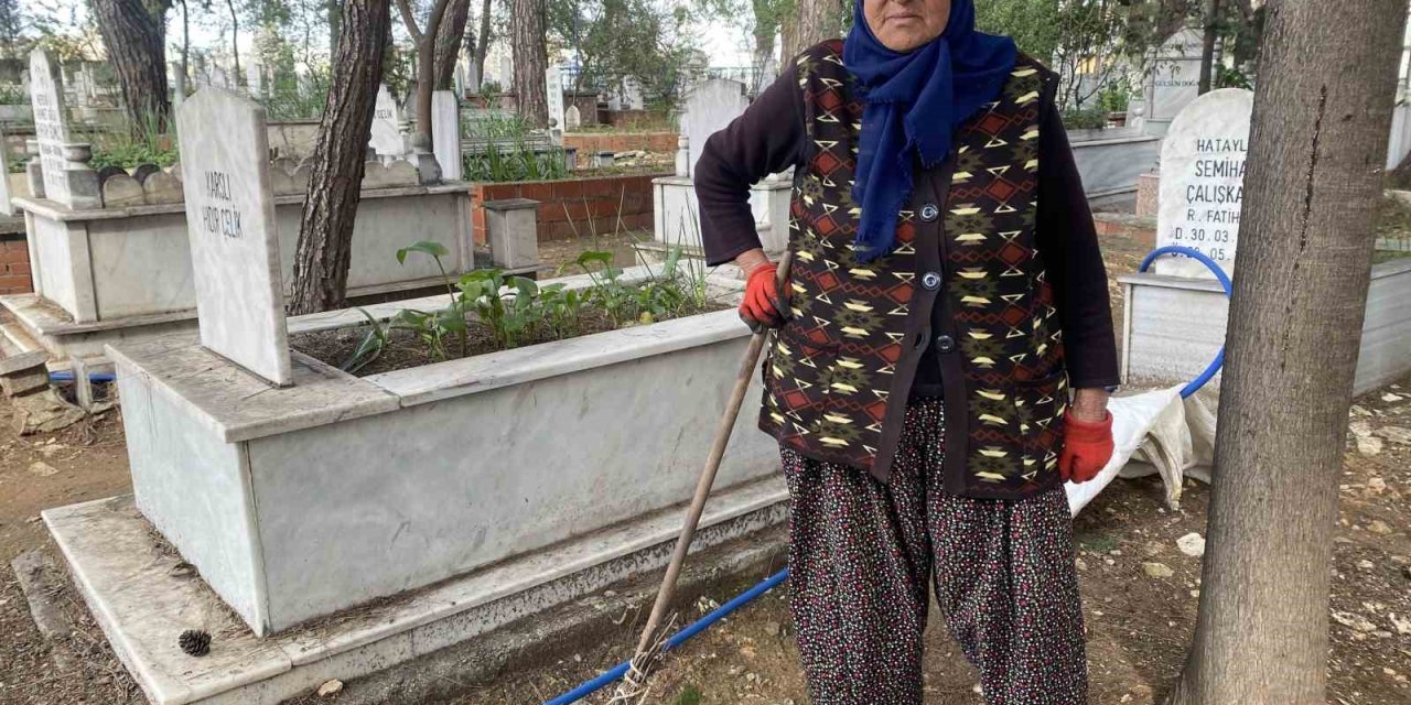 Belediyeden İzin Alıp 20 Yıldır Her Gün Mezarlığa Gelerek Temizlik Yapıyor