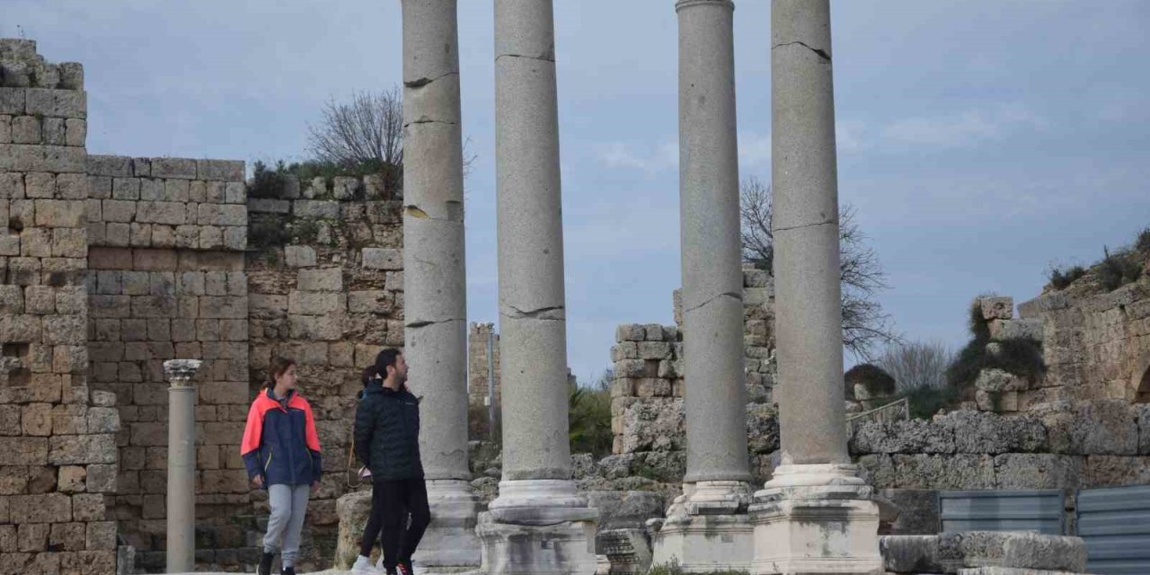 Tarih ve Güzellik Buluştu! Perge Antik Kenti 2024’te Ziyaretçi Sayısını Artırdı