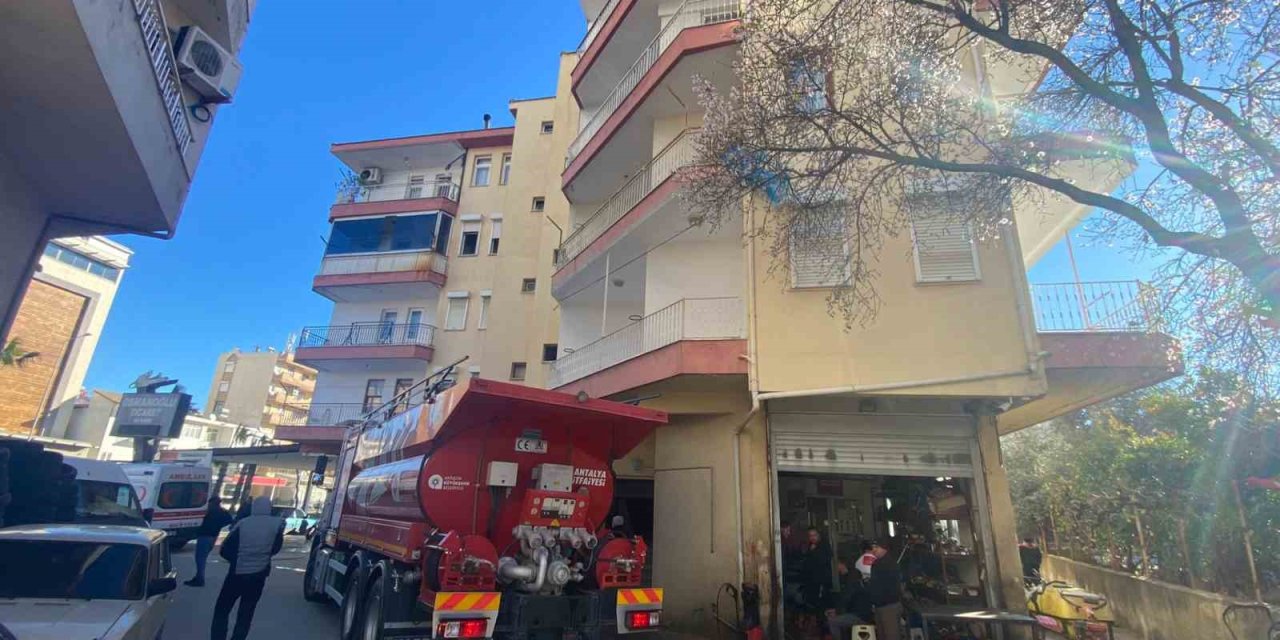 Yangına Kahvaltıda Yakalandılar, Komşuları Tarafından Çıkartıldılar