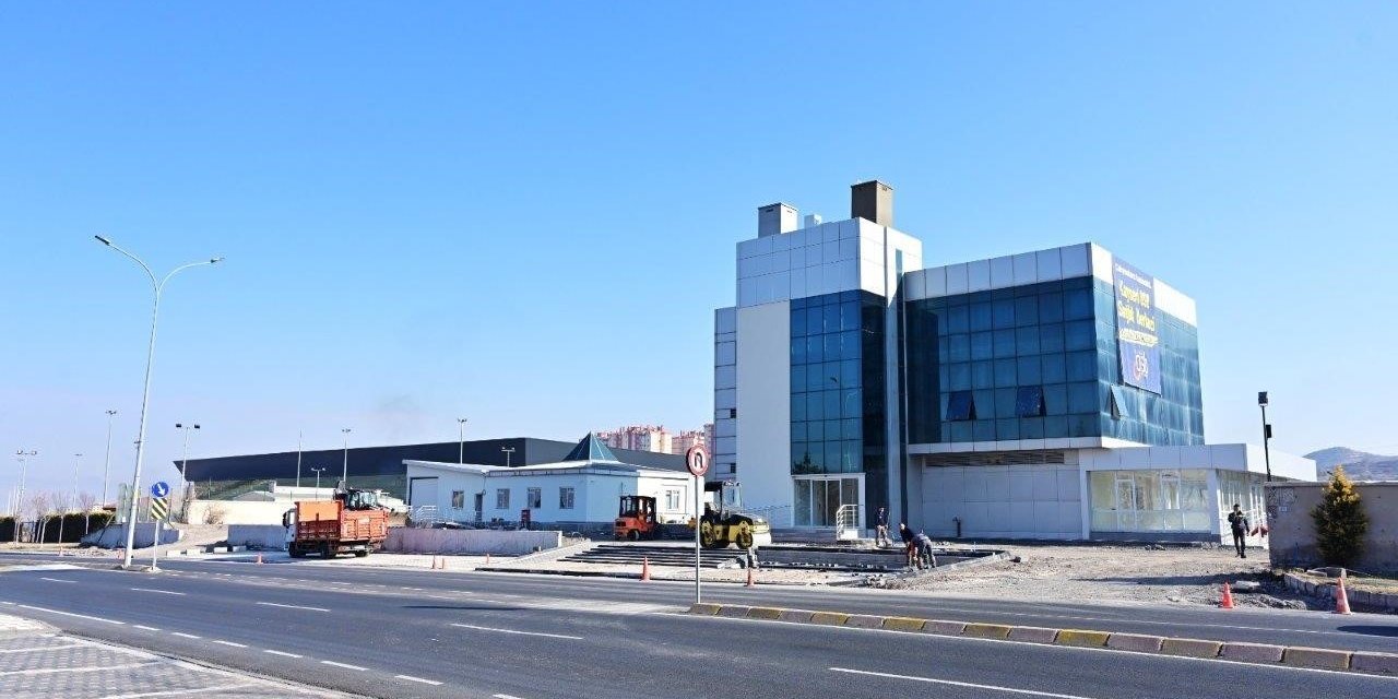 Kayseri Osb, Sağlık Merkezi Yanına 2 Eczane Yapımı İçin Kolları Sıvadı