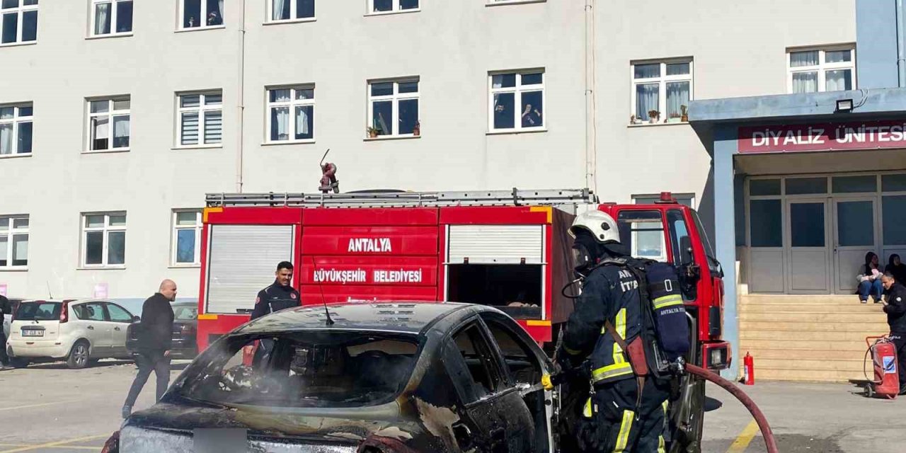 Hastane Personelinin Aracı Alev Alev Yandı, Başhekimden Destek Geldi