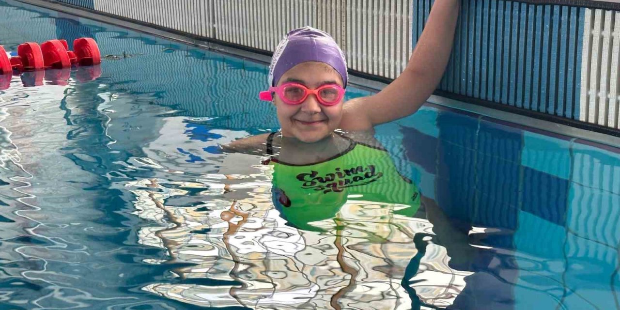 Depremde Ayaklarını Kaybeden Medine, Yüzerek Yaşama Tutundu