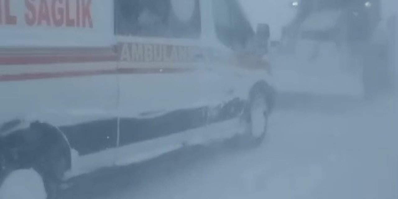 Vakaya Giderken Karlı Yolda Kalan Ambulansı Belediye Ekipleri Kurtardı