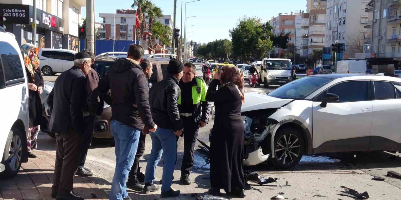Kızlarının Kaza Yaptığını Duyan Anne-babayı Polis Sakinleştirdi