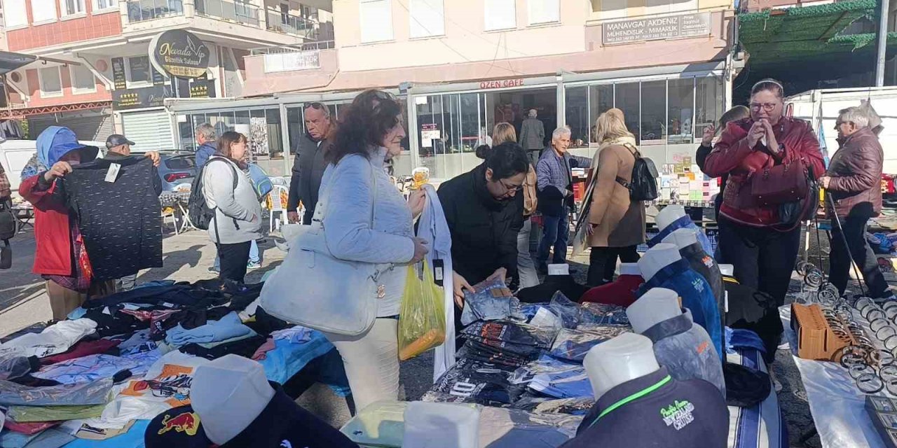 Soğuk Havada Tezgah Açan Esnaf Turistlerden Nasibini Aldı