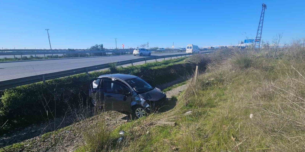 Manavgat-antalya Yolunda Otomobil Şarampole Devrildi: 1 Yaralı