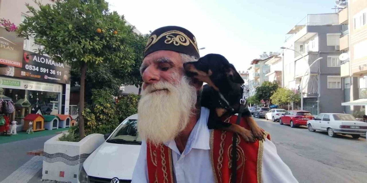 Yıllardır Omuzundan İndirmediği Köpeğini İndirdiğine Pişman Oldu