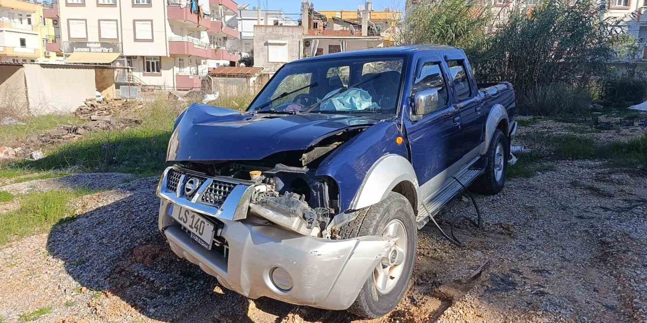 Kamyonet Duvara Çarptı, Sürücü Yaralandı