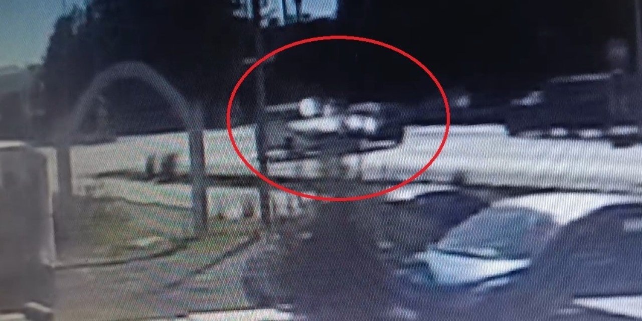 Manavgat’ta Kavşakta İki Otomobil Çarpıştı