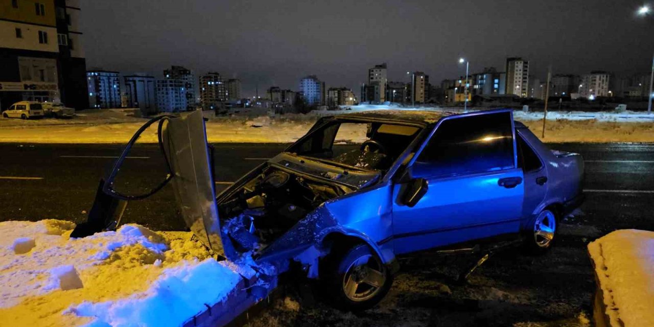 Refüje Çarpan Fiat Tofaş Perte Çıktı: 3 Yaralı
