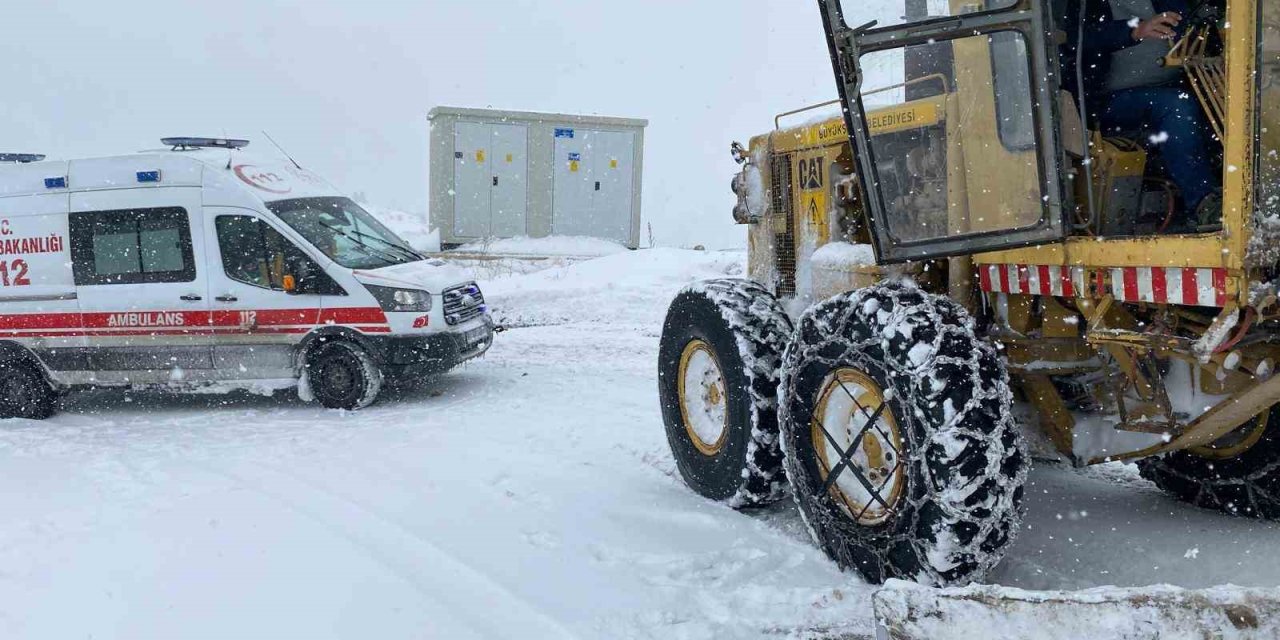 Ekipler Ambulansın Yolunu Açtı, Hasta Hastaneye Yetiştirildi