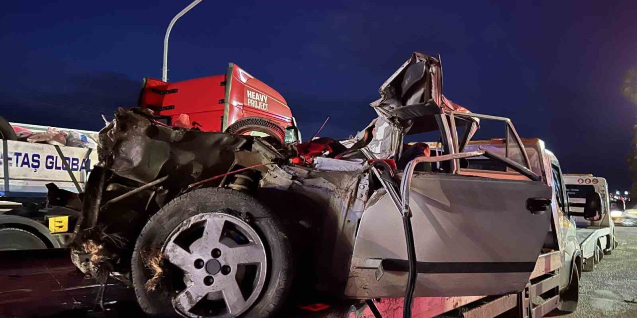 Mersin’de Feci Kaza: Kamyona Çarpan Tofaş Hurdaya Döndü, Sürücü Hayatını Kaybetti