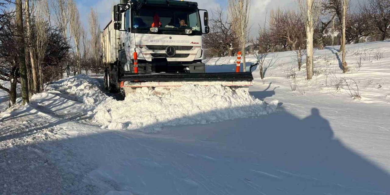 Mersin Mut’ta Karla Kaplanan Yollar Açıldı