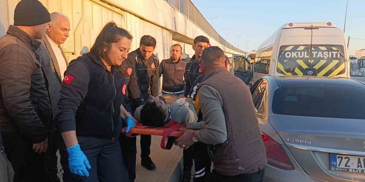 Okul Servisine Arkadan Çarpan Lüks Otomobil Sürücüsü Araçta Sıkıştı