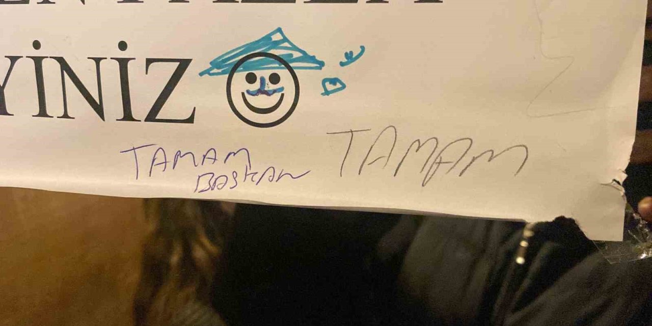 Vatandaşlar Sürekli Asansörün Tonaj Sınırını Aşınca Bina Sakinleri Her Yere Uyarı Astı