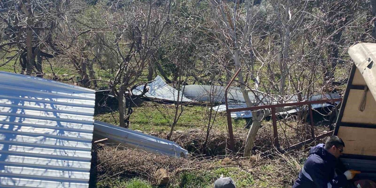 Fırtına Gazipaşa’da Köy Konağının Çatısını Uçurdu