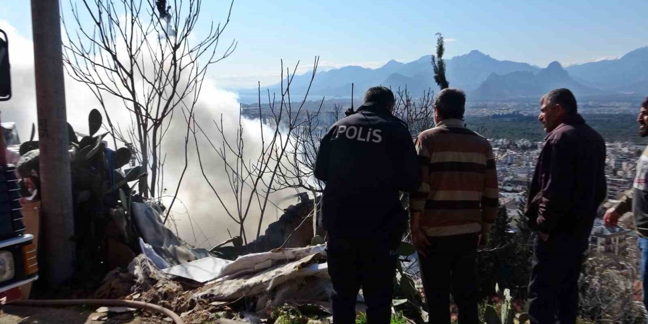 Evinin Yanışını Çaresiz Gözlerle İzledi, Odaların Halini Görünce Başını Duvara Yaslayıp Öylece Kaldı