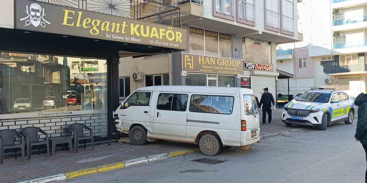 Hafif Ticari Aracın Çarptığı Kamyonet Kuaförün Duvarına Çarparak Durabildi