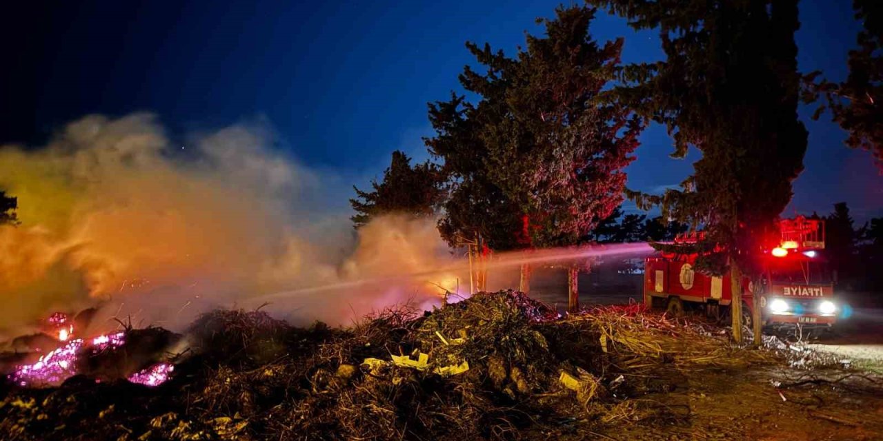 Gazipaşa’da Atıkların Biriktiği Sahilde Çöplük Yangını