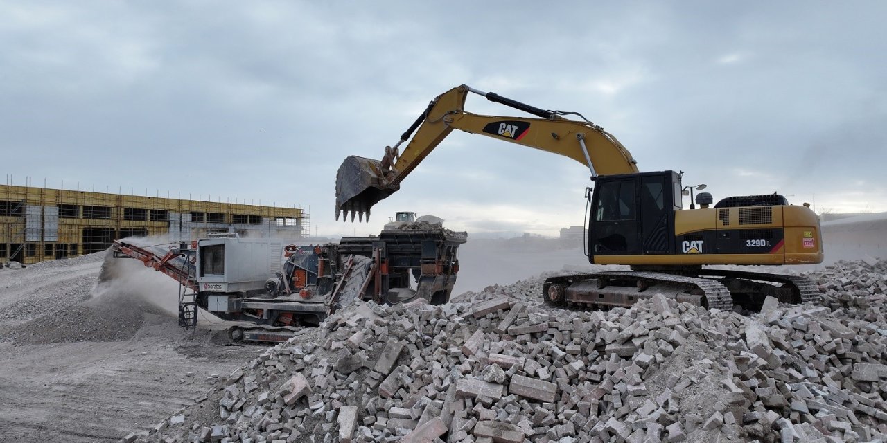 Karatay’da Parke, Bordür Taşları Ve Beton Atıkları Geri Dönüştürülüyor