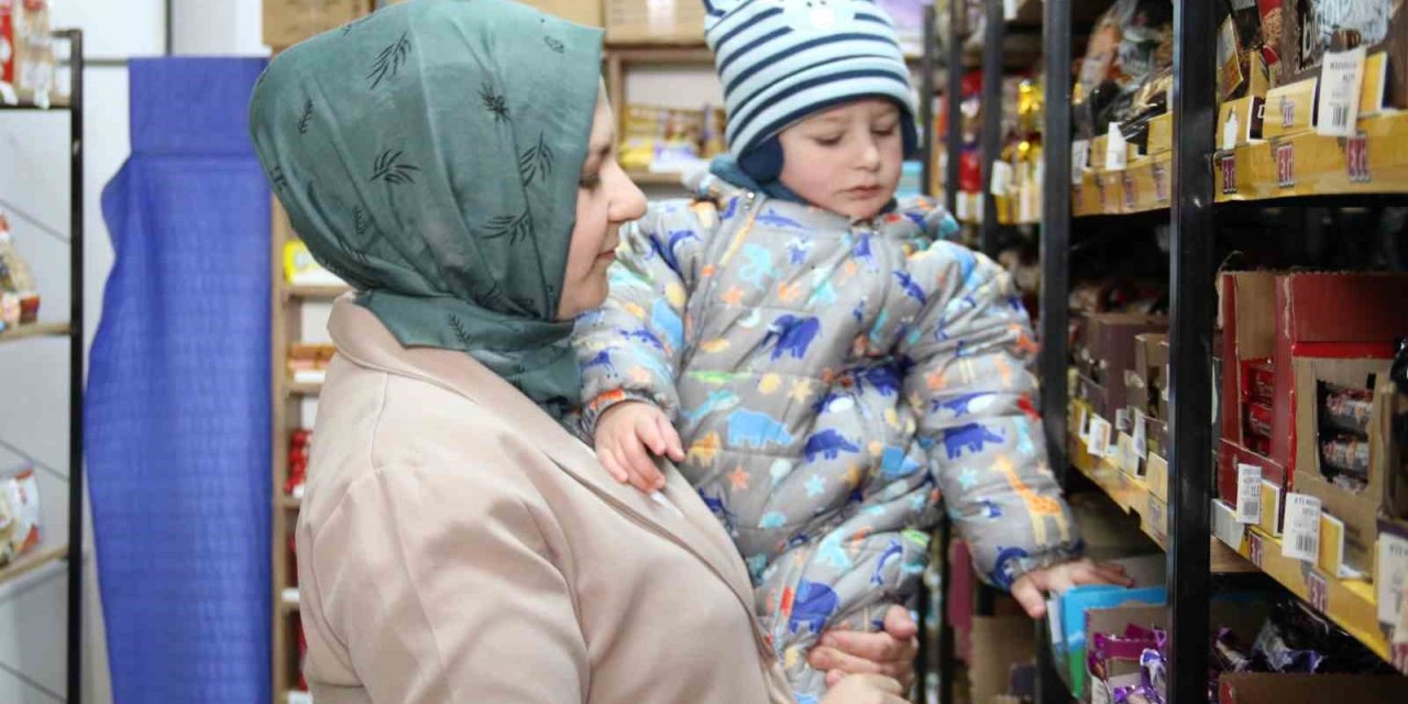 Azimli Anne Devlet Desteği İle Açtığı Marketi İşletip Bebeğini Reyonlar Arasında Büyüttü