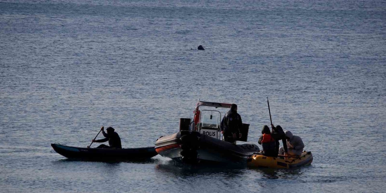 Rüzgara Yenik Düşerek Botla Açığa Sürüklenen 3 Kişiyi Deniz Polisi Kurtardı