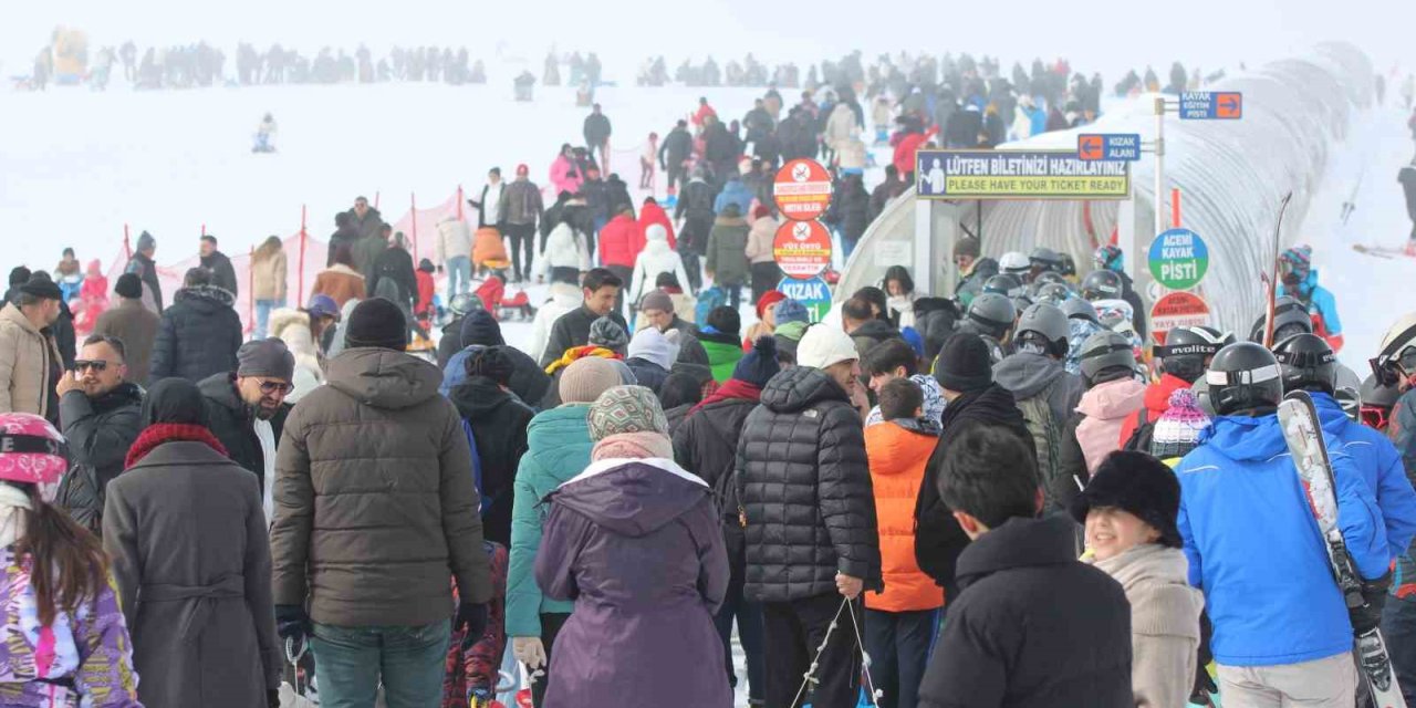 Binlerce Kişi Soluğu Erciyes’te Aldı