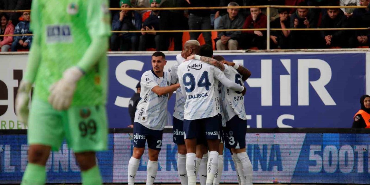 Trendyol Süper Lig: Alanyaspor: 0 - Fenerbahçe: 2 (ilk Yarı)